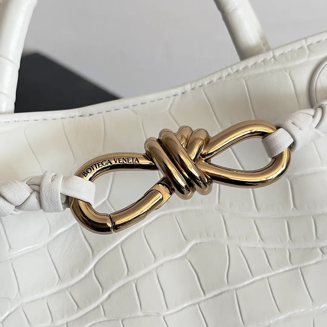 Batch 2880 BOTTEGA VENETA new women's crocodile leather ANDIAMO is shipped! ! ! As a classic model of the BV family, each innovation brings different surprises to fans. There are three ways to carry it with different makeup. Crocodile skin is called the gold in leather and is famous for its top luxury and rarity. During use, the luster of the crocodile skin will not fade or fade with time. No matter how long it is used, it will still remain new. And because each crocodile skin is different, the effect of each crocodile leather bag is different. Style number: 777614 Size: 22*9*15.5cm